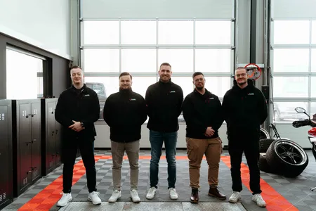 Team eines Autohauses in der Werkstatt