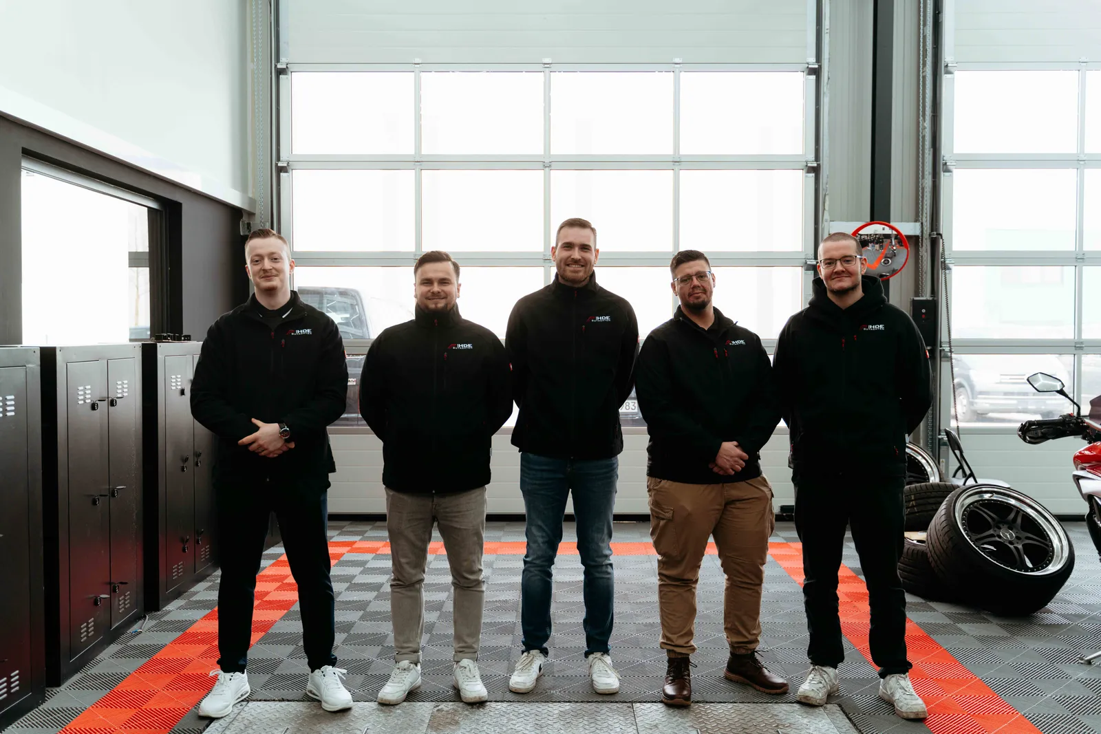 Team eines Autohauses in der Werkstatt