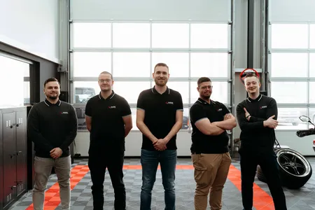 Team eines Autohauses in der Werkstatt